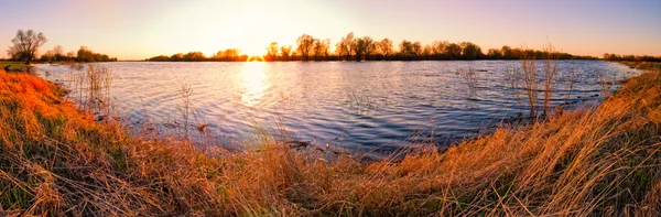 Весенний вид на реку — стоковое фото