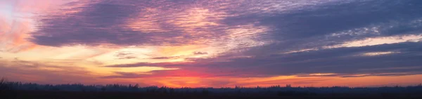 Frühlings-Sonnenuntergangspanorama lizenzfreie Stockbilder
