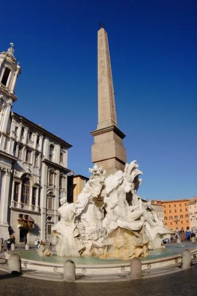 Piazza Navona, fuente de Roma de cuatro ríos — Foto de Stock
