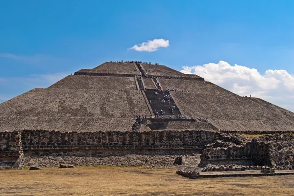 Piramis a nap a város Teotihuacan, Mexikó — Stock Fotó