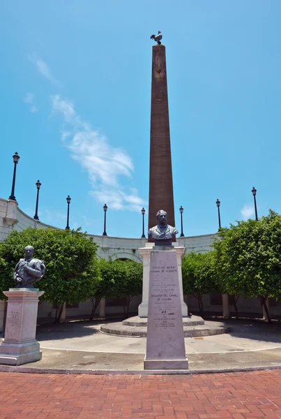 Obelisk gekrönt von einem Hahn, Symbol der französischen Nation in der Pfanne — Stockfoto