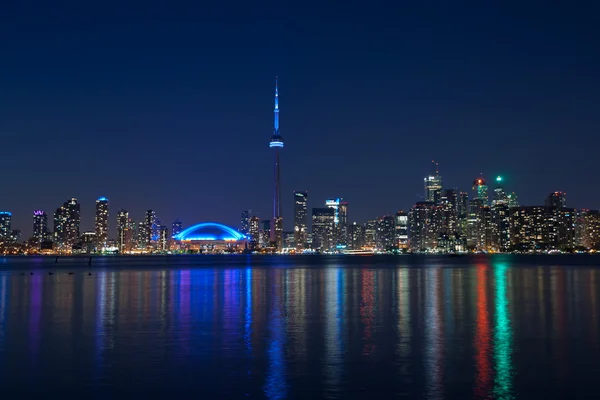 Toronto skyline noite torre centro da cidade arranha-céus visão noturna — Fotografia de Stock