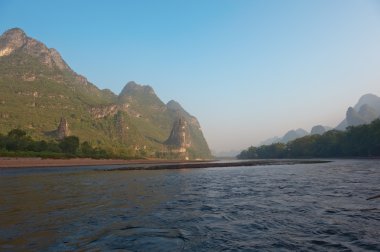 li Nehri yakınında yangshuo guilin dağlar