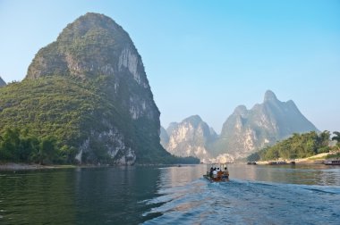 li Nehri yakınında yangshuo guilin dağlar