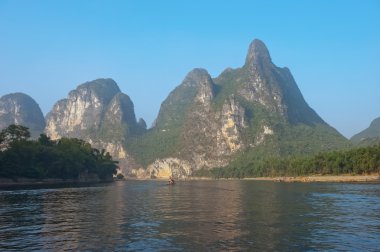 li Nehri yakınında yangshuo guilin dağlar