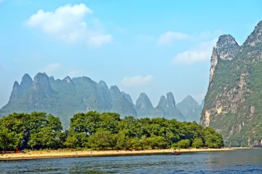 li Nehri yakınında yangshuo guilin dağlar