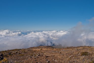 maui hawai 3000 metre yukarıdan bulutlara