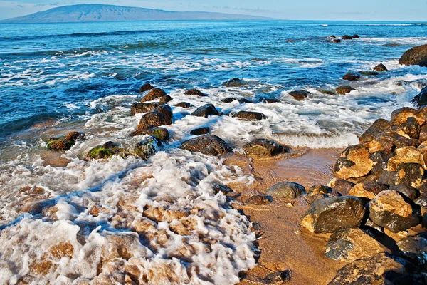 Rocks, and Pacific ocean waves on the island of Maui — Stock Photo, Image