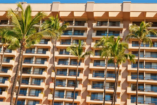 Palm trees in front of a tropical hotel in Maui — Stock Photo, Image