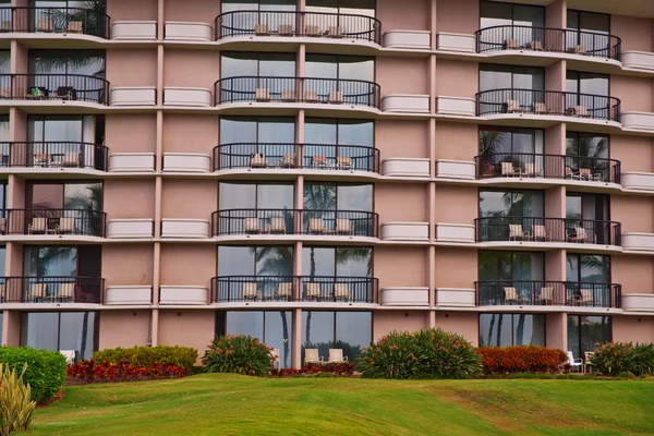 Palmeiras em frente a um hotel tropical em Maui — Fotografia de Stock