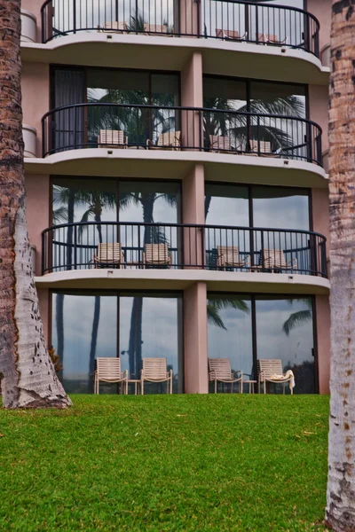 Kona tropikal resort otel önünde palmiye ağaçları — Stok fotoğraf