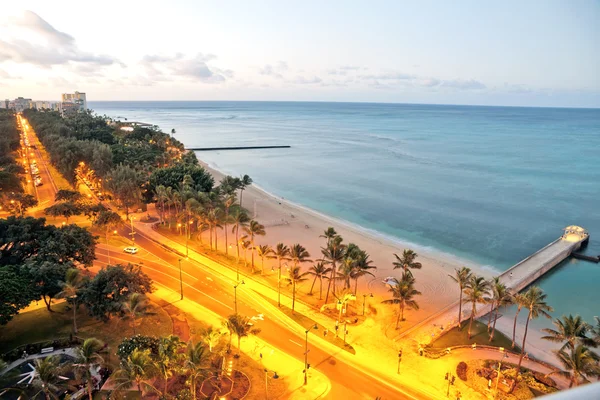 Waikiki honolulu plaj manzarası sabah erken gündoğumu — Stok fotoğraf