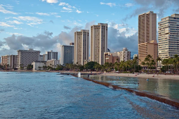 Praia de Waikiki, Ilha de Oahu Havaí, paisagem urbana — Fotografia de Stock