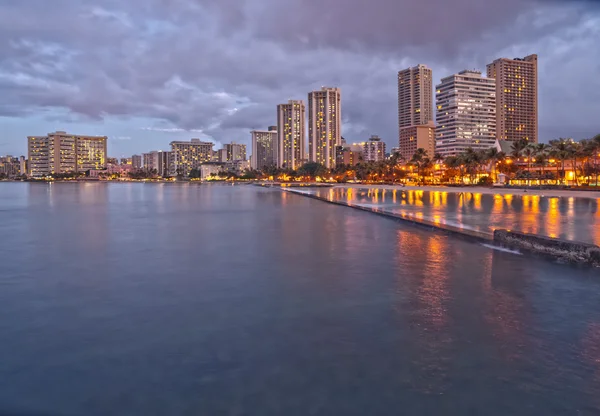 Pôr do sol em Waikiki Beach, Oahu Island Hawaii, paisagem urbana — Fotografia de Stock
