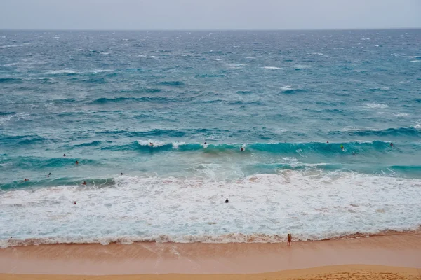 Surfistas abarrotados montando olas en la playa de Oahu Island —  Fotos de Stock