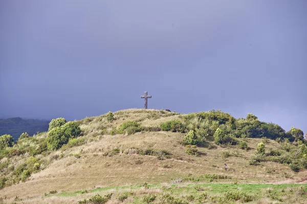 Крест по дороге на остров Хана-Мауи на Гавайях — стоковое фото