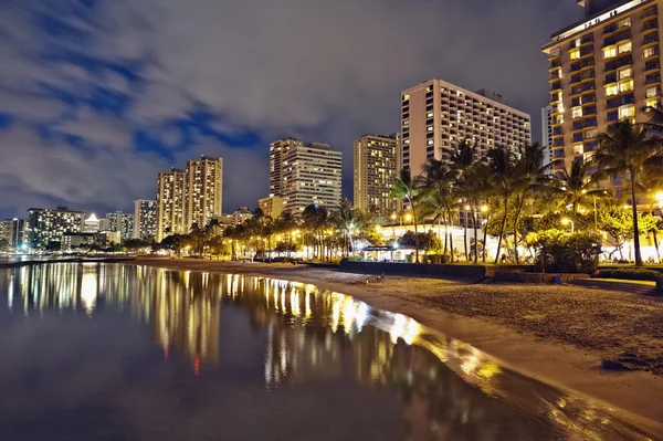 Praia de Waikiki, Ilha de Oahu Havaí, pôr do sol da paisagem urbana — Fotografia de Stock