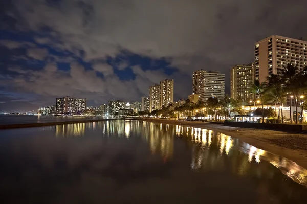 Waikiki пляж, Oahu Острів Гаваях, міський пейзаж захід — стокове фото