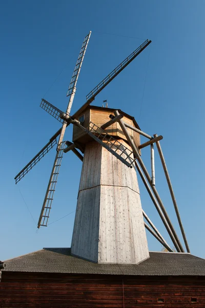 Moulin à vent en bois — Photo