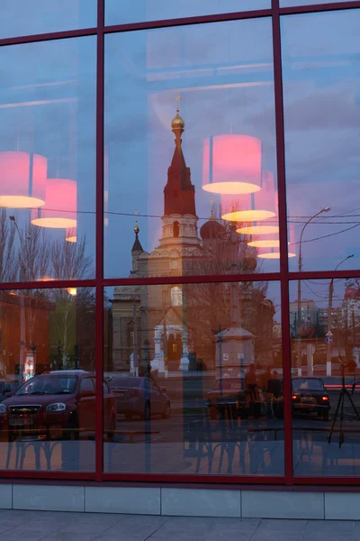 Отражение церкви в зеркальном окне бара — стоковое фото