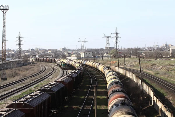 Tanques e vagões de carga (khoprov) em vias férreas — Fotografia de Stock