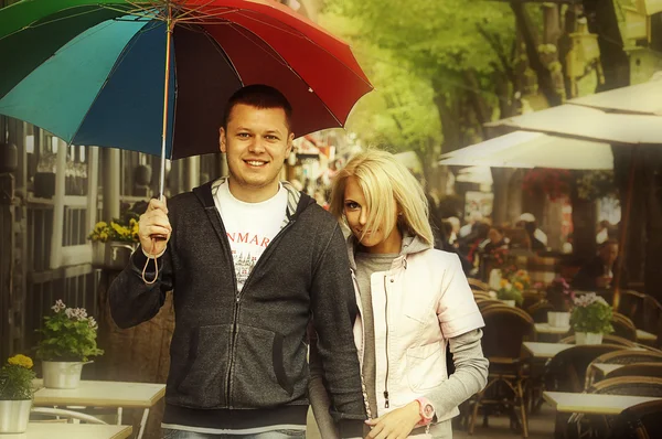 Uomo e donna a piedi vicino caffe Foto Stock