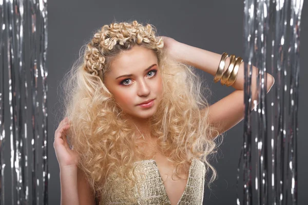 Dívka s blond kudrnaté vlasy — Stock fotografie