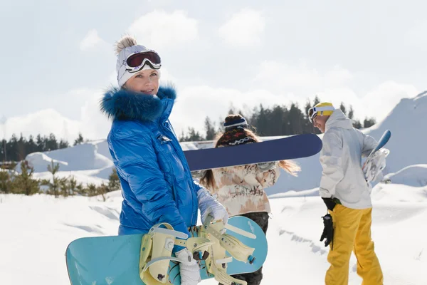 Τρεις νέοι snowboarders — Φωτογραφία Αρχείου