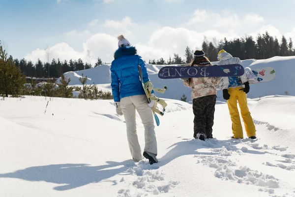 Три молодых сноубордиста — стоковое фото