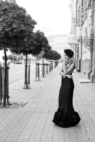 Mujer en blanco negro — Foto de Stock