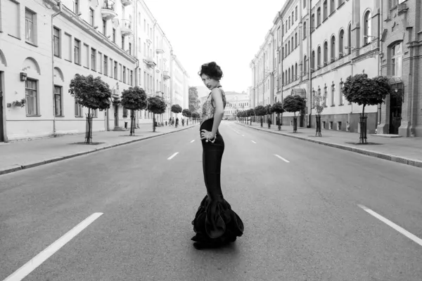 Frau in schwarz-weiß Stockbild