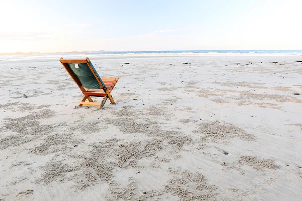 Ξύλινη καρέκλα παραλία - απομονωμένο έννοια, Αυστραλία — Φωτογραφία Αρχείου