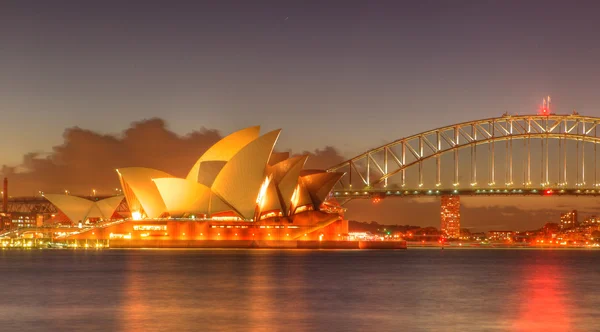 Sydney Harbour mit Opernhaus und Brücke — Stockfoto