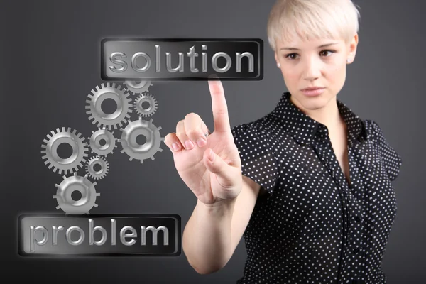 Problem çözme kavramı - ekran dokunaklı bir iş kadını — Stok fotoğraf