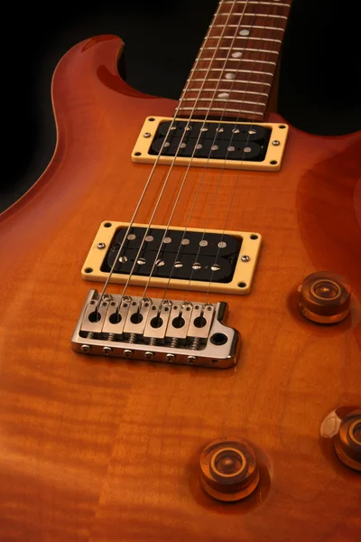 Ηλεκτρική κιθάρα που απομονώνονται σε μαύρο backround — Φωτογραφία Αρχείου