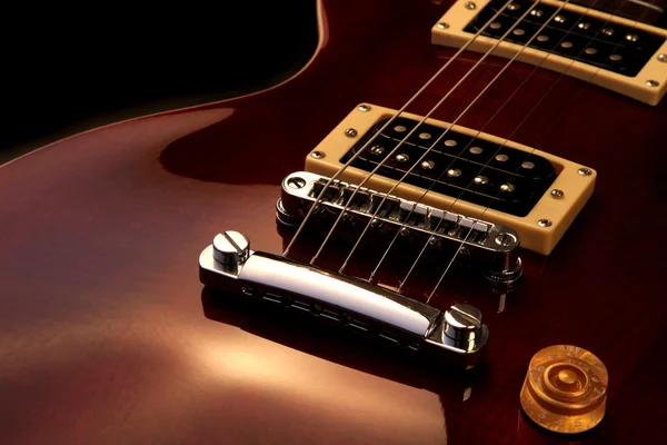 Guitarra eléctrica aislada en fondo negro — Foto de Stock