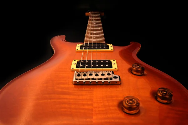 Elektrische gitaar geïsoleerd op zwarte achtergrond — Stockfoto