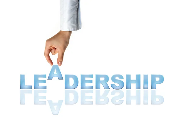 Χέρι και λέξη ηγεσία - επιχειρηματική ιδέα (απομονωθεί σε λευκό φόντο) — Φωτογραφία Αρχείου