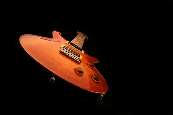 Guitarra elétrica no fundo preto — Fotografia de Stock
