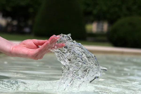 Hand dans med vatten — Stockfoto
