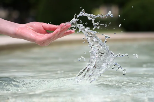 Hand dans med vatten — Stockfoto