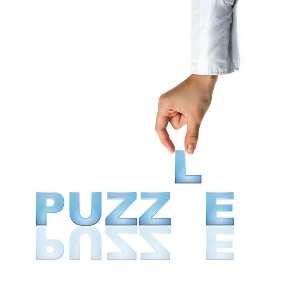 Ruka a slovo Puzzle - obchodní koncept (izolované na bílém pozadí) — Stock fotografie