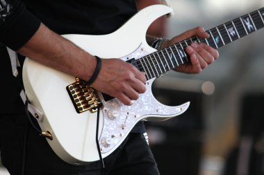 elektro gitar izole