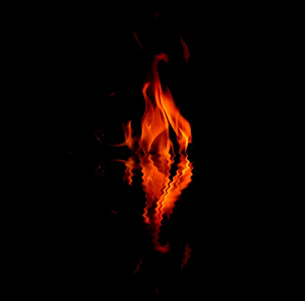 Feuer spiegelt sich im Wasser wider — Stockfoto