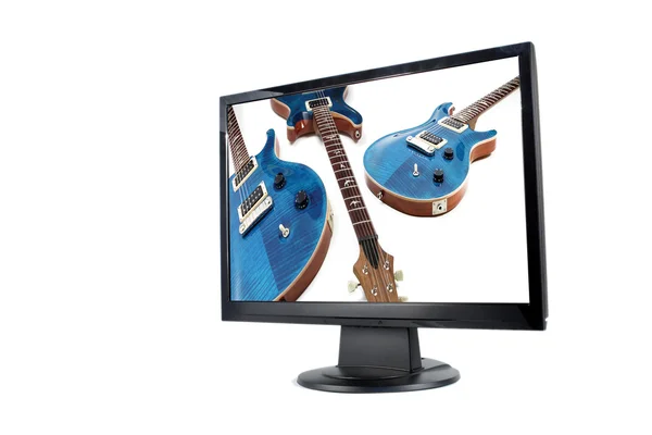 Moderní lcd monitor a kytara, samostatný — Stock fotografie