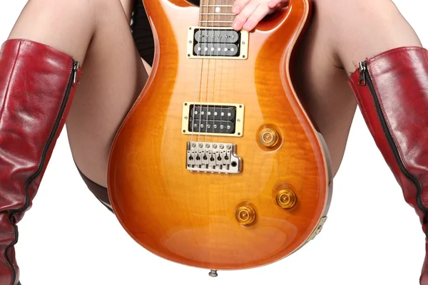 Ragazza carina con la chitarra elettrica — Foto Stock