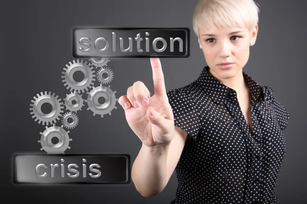Концепция решения кризисных ситуаций - сенсорный экран для деловых женщин — стоковое фото