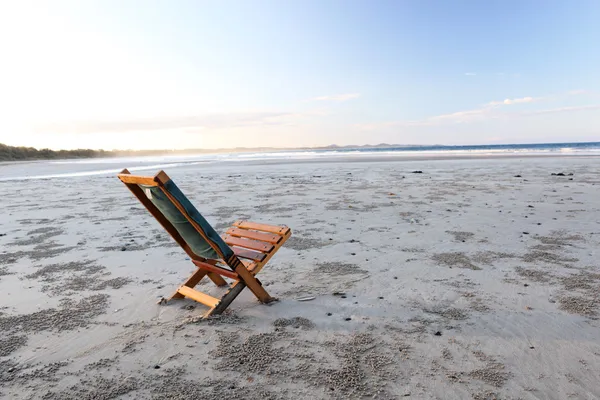 Plaj ahşap sandalye - izole kavramı, Avustralya — Stok fotoğraf