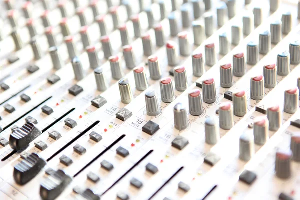 Fecho do console de mixagem de áudio conceito de música, tiro de estúdio — Fotografia de Stock