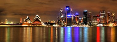 Sydney harbour opera binası ve köprü ile